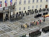 Slavnostní vojenská pehlídka pi píleitosti inaugurace historicky prvního pímo zvoleného prezidenta eské republiky Miloe Zemana.