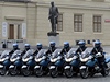 Kolonu Miloe Zemana doprovodily na Praský hrad policejní motocykly.