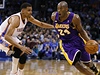 Basketbalista Oklahomy City Thunder Thabo Sefolosha (vlevo) a Kobe Bryant z Los Angeles Lakers