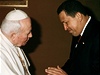 Hugo Chávez pi setkání s papeem Janem Pavlem II. (2001).