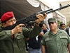 Hugo Chávez s kalanikovem v roce 2006.