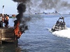 V Port Saídu davy lidí zablokovaly pívozy pes Suezský prplav.