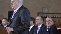 Karel Schwarzenberg, Zemanův protikandidát z druhého kola prezidentské volby, sleduje inauguraci společně s Miroslavem Kalouskem. | na serveru Lidovky.cz | aktuální zprávy