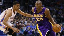 Basketbalista Oklahomy City Thunder Thabo Sefolosha (vlevo) a Kobe Bryant z Los Angeles Lakers