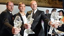 Českého lva za nejlepší film Ve stínu převzali 2. března v pražské Lucerně producent Kryštof Mucha (vlevo) a režisér David Ondříček (vpravo). Cenu za nejlepší mužský herecký výkon v hlavní roli v tomto snímku si odnesl herec Ivan Trojan (uprostřed). Ondří | na serveru Lidovky.cz | aktuální zprávy