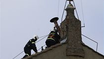 Hasiči instalují komín nad Sixtinskou kapli | na serveru Lidovky.cz | aktuální zprávy