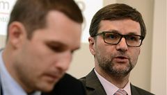 Advokát Petr Toman (vpravo) a Daniel Pako ze spolenosti Poplatkyzpet.cz 