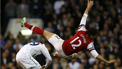 Fotbalista Arsenalu Olivier Giroud (vpravo) a Jake Livermore z Tottenhamu