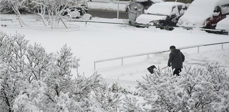 Sníh zasypal i ulice Prahy - snímek je ze Stranic.