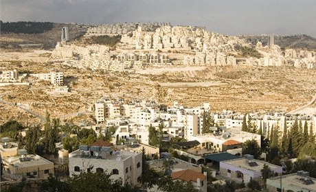 Roziující se osada Har Homa, která piléhá k domm Betléma