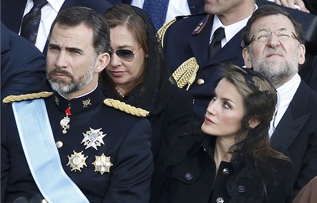 Slavnostní me se zúastnil i panlský princ Felipe (vlevo),princezna Letizia (vpravo dole) a premiér Mariano Rajoy (vpravo) 
