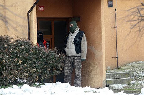 Ve Velkých Hamrech na Jablonecku byl ráno v byt policisty objeven siln výbuný pentrit.