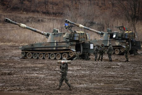 Jihokorejské tanky u hranic. Soul bedliv sleduje svého severního souseda a stará se o to, aby jeho síly spojené s americkými vojáky byly pipraveny na pípadné akce KLDR.