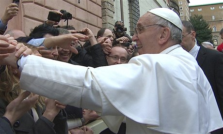 Pape Frantiek zdraví své píznivce ped první veejnou modlitbou Andl Pán.