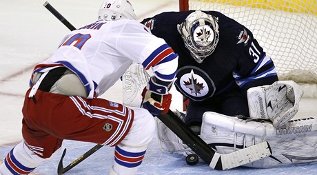 eský gólman Winnipegu Jets Ondej Pavelec a Marián Gáborík z New Yorku Rangers