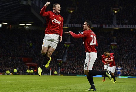 Radost fotbalist Manchesteru United Robina Van Persieho (vpravo) Wayna Rooneyho