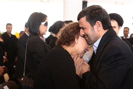 Íránský prezident Mahmúd Ahmadíneád na pátením pohbu venezuelského vdce Huga Cháveze objal jeho matku Elenu Fríasovou. 