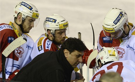 Slavia. Trenér Vladimír Rika udílí pokyny hrám.