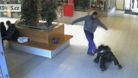 Agresor zbil v nákupním centru sedícího mue.