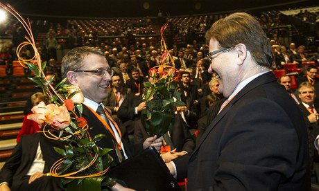 Zdenk kromach a Michal Haek si vzájemn gratulují ke zvolení na post místopedsedy sociálních demokrat.