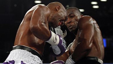 Bernard Hopkins (vlevo) a Tavoris Cloud 