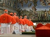 Ze Sixtinské kaple se kardinálové poté pesunou do izolovaného vatikánského penzionu.