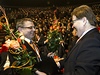 Zdenk kromach a Michal Haek si vzájemn gratulují ke zvolení na post místopedsedy sociálních demokrat.