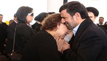 Íránský prezident Mahmúd Ahmadínežád na pátečním pohřbu venezuelského vůdce Huga Cháveze objal jeho matku Elenu Fríasovou. | na serveru Lidovky.cz | aktuální zprávy