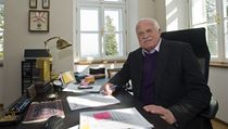 Bývalý prezident Václav Klaus zapózoval ve své nové pracovně. | na serveru Lidovky.cz | aktuální zprávy