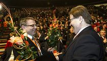 Zdeněk Škromach a Michal Hašek si vzájemně gratulují ke zvolení na post místopředsedy sociálních demokratů. | na serveru Lidovky.cz | aktuální zprávy