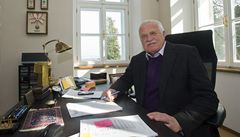 Bývalý prezident Václav Klaus zapózoval ve své nové pracovn.