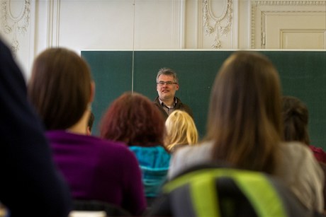 Redaktor LN Petr Zídek na pednáce na Slezské univerzit v Opav.