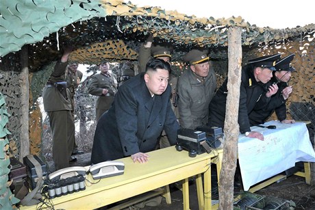 Kim ong-un a jeho armádní suita na strái hranic (ilustraní fotografie).