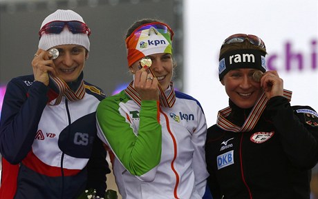 eská rychlobruslaka Martina Sáblíková (vlevo), Nmka Claudia Pechsteinová (vpravo) a Ireen Wüstová z Nizozemska 