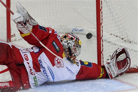 Slavia Praha - Plze. Dominik Furch z HC Slavia Praha inkasuje gól