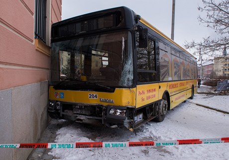 Autobus MHD v eských Budjovicích naboural do budovy poty.