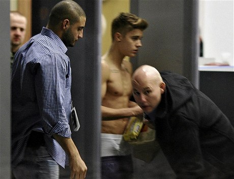 Justin Bieber se procházel polonahý letitní halou v Polsku