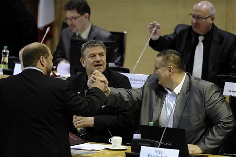 Zastupitelstvo Ústeckého kraje jednalo 25. bezna na mimoádném jednání o situaci kolem ROP Severozápad. V popedí zprava jsou Martin Klika a Arno Fiera (oba SSD), v pozadí vpravo hejtman ÚK Oldich Bubeníek (KSM). 