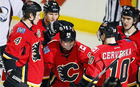 Calgary Flames. Uprosted Hudler a vlevo ervenka.