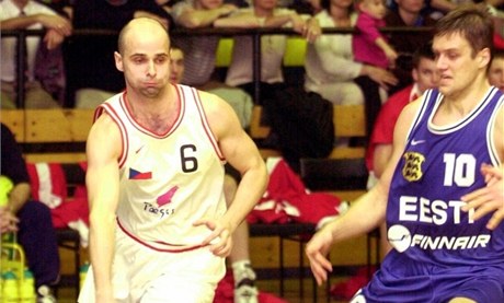 Vlevo je basketbalista Vladan Vahala v dresu eské reprezentace.