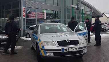 Policie v pondl uzavela dva autosalony dealera NH Car.