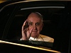 Pape se louí pi odjezdu z Casal del Marmo 