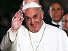 Pape Frantiek zdraví davy, kíová cesta me zaít