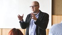 Literární kritik a vedoucí kulturní rubriky LN Jiří Peňás během přednášky na Filozofické fakultě Univerzity Pardubice | na serveru Lidovky.cz | aktuální zprávy