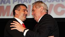 Prezident Miloš Zeman gratuluje nově zvolenému předsedovi SPOZ zemanovců Zdeňku Štenglovi. | na serveru Lidovky.cz | aktuální zprávy