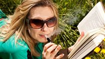 Žena s elektronickou cigaretou - ilustrační foto Žena s elektronickou cigaretou - ilustrační foto