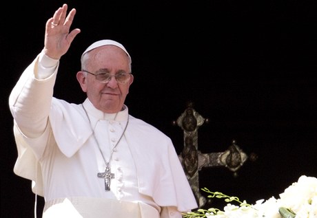 Pape Frantiek  v beznu 2013 mává davu na Svatopetrském námstí.