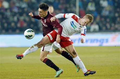 Sparta Praha - Viktoria. Václav Kadlec ze Sparty (vlevo) a David Limberský z Plzn