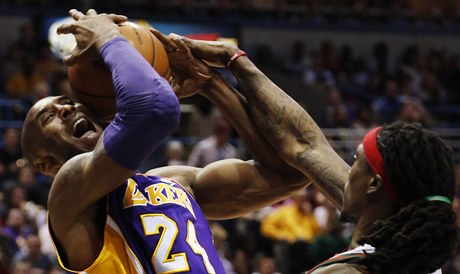 Basketbalista Los Angeles Lakers Kobe Bryant (vlevo) a Marquis Daniels z Milwaukee Bucks