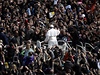 Pape se zdraví s vícími.